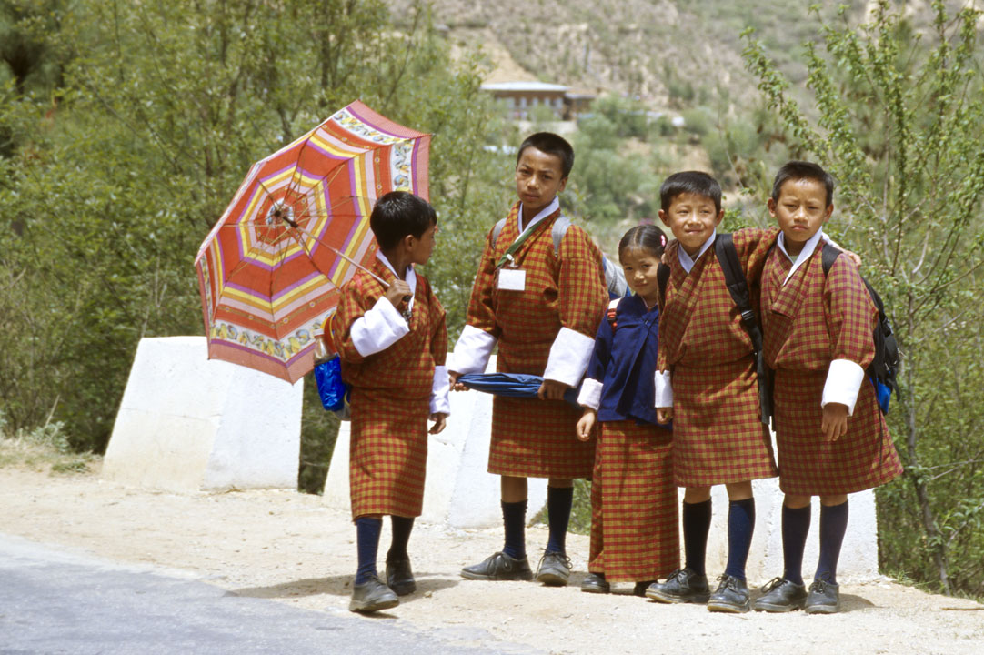 b_106m thimphu zoom.jpg - Bhoutan - vallée de Thimphu, Trashigang jeunes écoliers avec la tenue traditionnelle, le gho. Pour les filles et les femmes, c'est le kari, qui y ressemble mais va jusqu'à la cheville